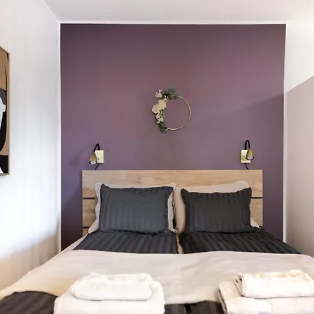 Апартаменты Pluminous Studio- Free Parking- No Staircase