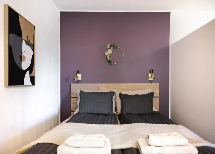 Апартаменты Pluminous Studio- Free Parking- No Staircase